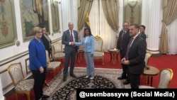 El secretario de Energía Chris Wright junto a la presidenta interina de Venezuela Delcy Rodríguez en el Palacio de Miraflores, en Caracas, el 11 de abril. 