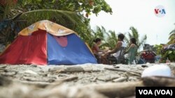 En un improvisado campamento en la playa, pasan los dias y noches algunos migrantes venezolanos, quienes cocinan y lavan su ropa en el mar. Foto: VOA.