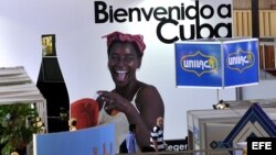 Varias personas caminan por el pabellón dedicado a Cuba en la 28 Feria Internacional de La Habana, Cuba. 