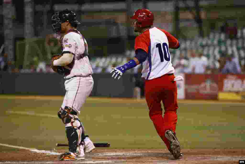 El jugador cubano Yulieski Gurriel celebra una carrera.