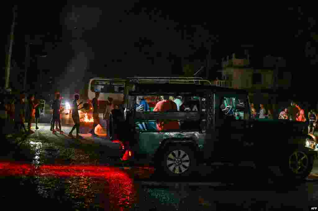 Residentes bloquean el tráfico en un barrio de San Miguel del Padrón, en La Habana, el 24 de julio de 2026; golpean cacerolas, arrojan basura a la calle y prenden fuego en señal de protesta por los continuos apagones y la escasez de agua. (Foto de ADALBERTO ROQUE / AFP)