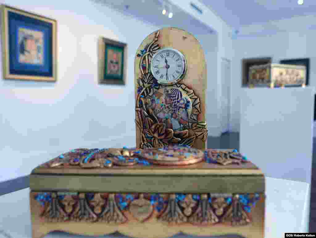 Reloj y Cofre Tutankamón, madera con medallones incrustados, adornados en oro, plata y piedras semipreciosas. Foto: Roberto Koltún, OCB Staff.