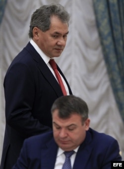 Foto de archivo donde aparece Serguéi Shoigú mientras pasa detrás del depuesto ministro de Defensa, Anatoli Serdiukov.