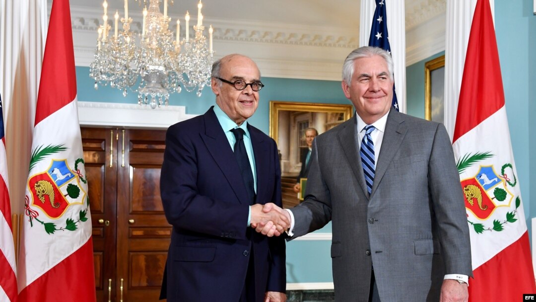 El secretario de Estado, Rex Tillerson estrecha la mano del canciller peruano, Ricardo Luna.