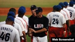 Peloteros cubanos y estadounidenses intercambian saludos. 