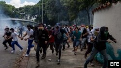La Corte Penal Internacional busca esclarecer los hechos sobre presuntos crímenes de lesa humanidad cometidos durante las protestas de 2017. En la foto, una protesta el 4 de mayo de 2017, en la Universidad Central de Venezuela (UCV), en Caracas.