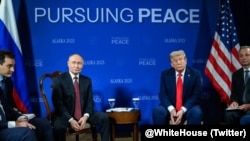 El presidente Donald Trump y su homólogo ruso, el presidente Vladimir Putin, se reunen en Alaska, el 15 de agosto del 2025.
