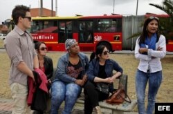 Un grupo de médicos cubanos en una plaza al sur de Bogotá, Colombia.