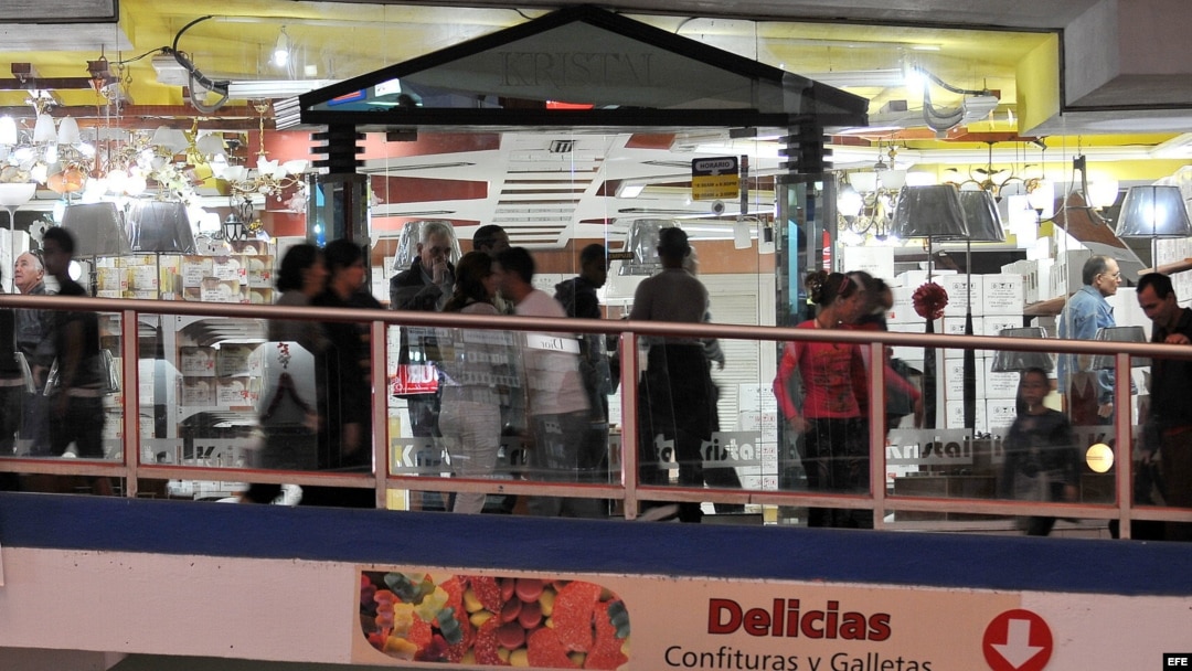 Varias personas caminan en un centro comercial Carlos III.