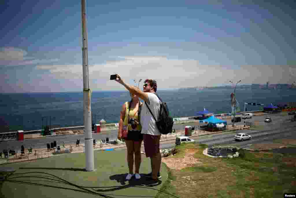 Turistas se fotograf&#237;an en el Malec&#243;n el 21 de agosto de 2019. REUTERS/Fernando Medina