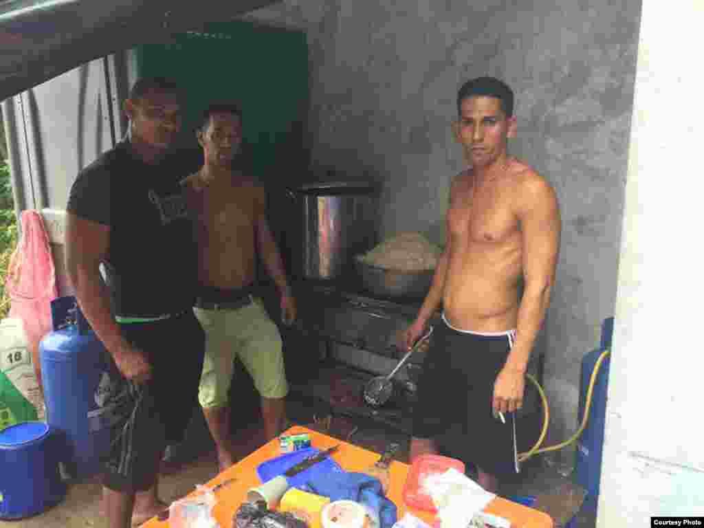 Una cocina improvisada por los inmigrantes cubanos en Turbo, Colombia. Foto: R. Quintana.