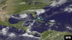  Imagen satelital facilitada por la Administración Nacional de Océanos y Atmósfera (NOAA) que muestra el paso de la tormenta tropical Isaac por el Golfo de México el martes 28 de agosto de 2012. 