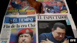  Un hombre toma un diario con la noticia del fallecimiento del presidente de Venezuela, Hugo Chávez.