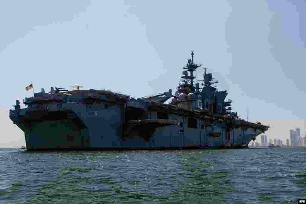 El buque de asalto anfibio USS AMÉRICA (LHA-6), de la Armada de los Estados Unidos, fondea hoy, jueves 17 de julio de 2014, en Cartagena (Colombia).
