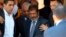 El presidente electo de Egipto, Mohamed Mursi (centro), abandona la mezquita de Al-Azhar en El Cairo