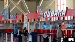 Varias personas caminan por la terminal 1 del aeropuerto José Martí de La Habana (Cuba) el lunes 14 de enero de 2013, día en que entra en vigor la esperada reforma migratoria de Cuba. 