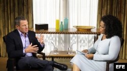 Fotografía cedida por el canal Discovery de la entrevista exclusiva de la presentadora Oprah Winfrey a Lance Armstrong. 