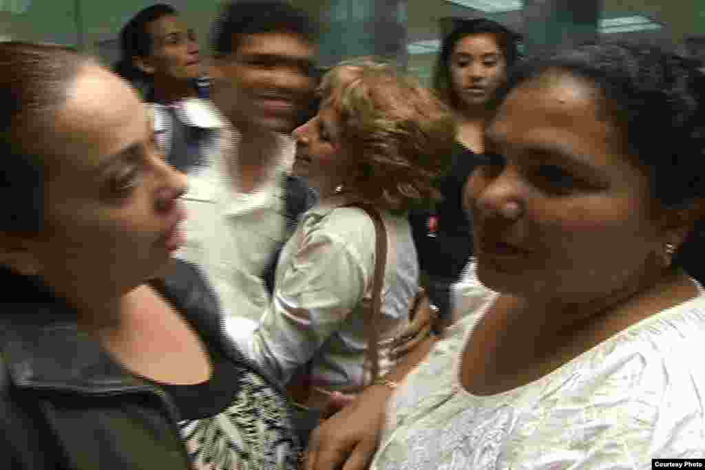 Caridad Caballero, activista de derechos humanos y Dama de Blanco a su llegada desde Cuba al Aeropuerto Internacional de Miami