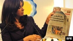 La presidenta argentina, Cristina Fernández, en uno de sus frecuentes ataques a Clarín, muestra un número del diario. 
