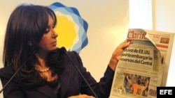 La presidenta argentina Cristina Fernández muestra una edición del periódico Clarín 
