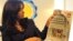 La presidenta argentina, Cristina Fernández, muestra una edición del periódico Clarín. 