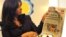 La presidenta argentina, Cristina Fernández, muestra una edición del periódico Clarín. 