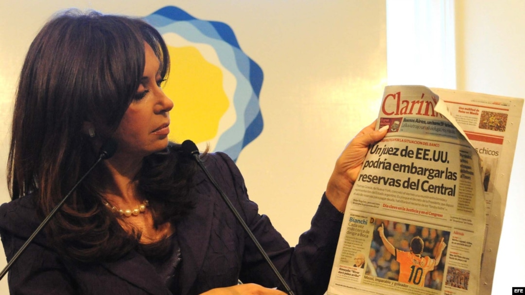 La presidenta argentina Cristina Fernández muestra una edición del periódico Clarín 