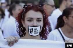 Una participante en la manifestación convocada por la plataforma 'Hablamos?' en la Plaza de La Cibeles de Madrid.