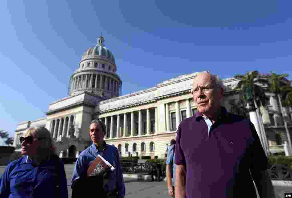 El senador estadounidense Patrick Leahy camina por La Habana (Cuba).
