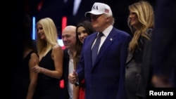 El presidente Donald Trump celebró su 80 cumpleaños, junto a la Primera Dama Melania Trump, su hija Ivanka y el titular de la UFC, Dana White, en la cartelera Freedom 250 en la Casa Blanca.