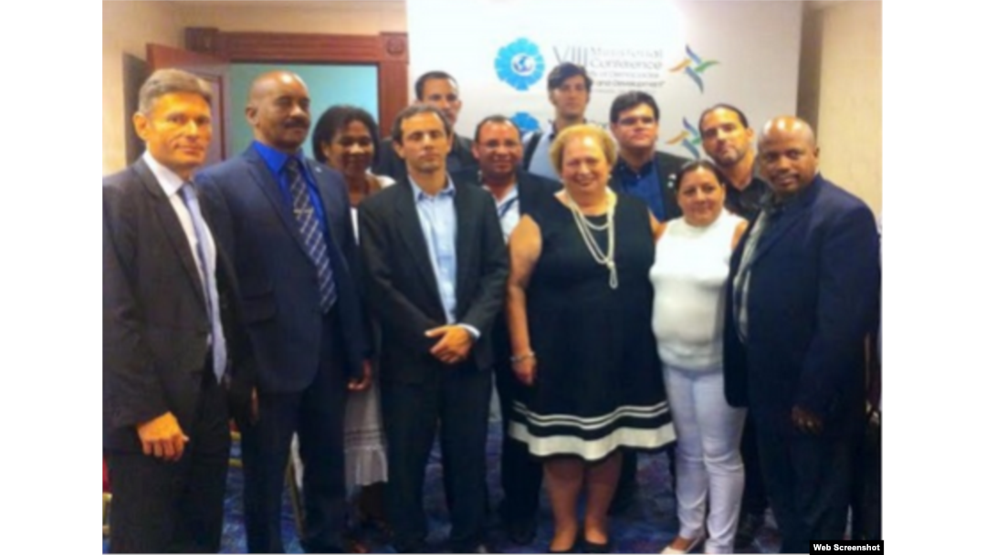 Miembros de la delegación cubana reunidos con Tom Malinowski. Foto Cubanet.