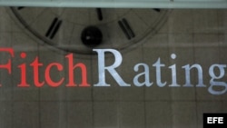 Rótulo de la agencia de medición de riesgo Fitch en sus oficinas en Nueva York, Estados Unidos. 