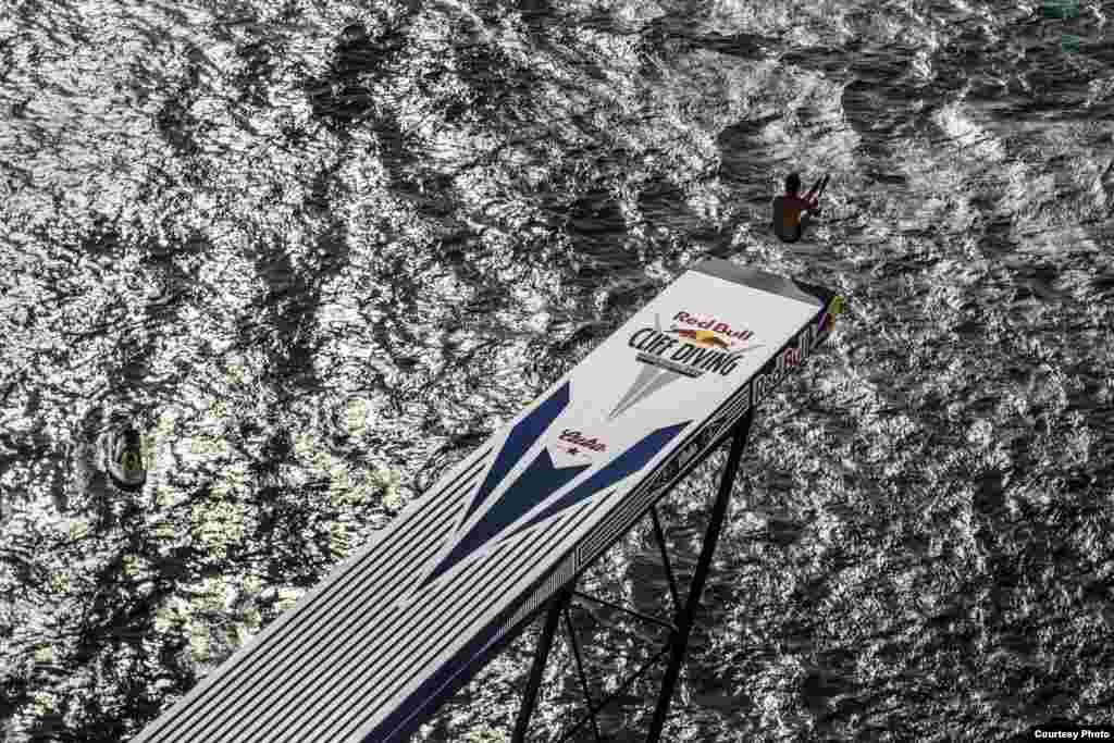 Un saltador brasileño desde la pataforma de 27 metros instalada en El Morro.