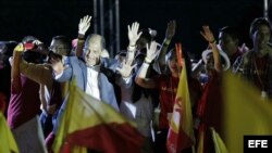 El centroizquierdista Luis Guillermo Solís celebra con sus seguidores hoy, domingo 6 de abril de 2014, en San José (Costa Rica).