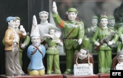 Figuritas de porcelana de Guardias Rojos durante la Revolución Cultural china.