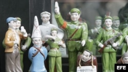 Figuritas de porcelana de Guardias Rojos durante la Revolución Cultural china.