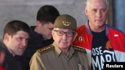 FOTO ARCHIVO. De izq. a der. Raúl Guillermo, su abuelo, el general Raúl Castro y el gobernante designado Miguel Díaz-Canel. 