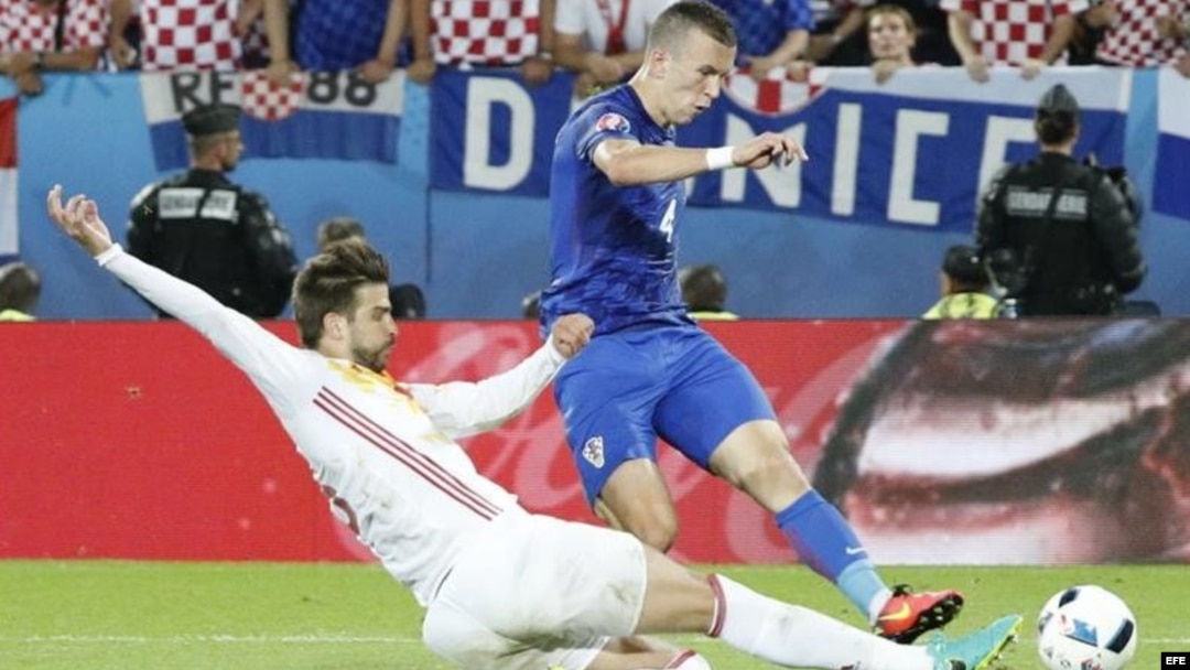Ivan Perísic (d), anota el segundo gol de Croacia.