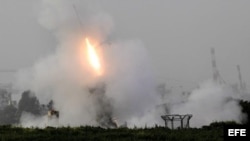 Una unidad israelí de defensa antimisiles dispara contra misiles lanzados desde la Franja de Gaza