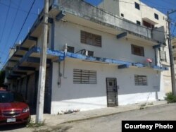 Autoridades mexicanas liberaron a 39 cubanos que se encontraban secuestrados en este edificio de la calle 7 de Cancún, México (Radio Turquesa)
