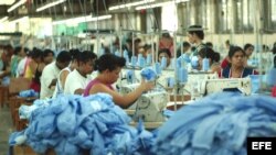 Trabajadores latinoamericanos de la industria textil.