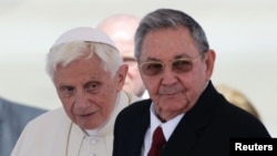 El Papa junto a Raúl Castro.