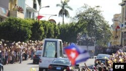 Fotografía de archivo. El papa Benedicto XVI hizo un recorrido en el papamóvil el lunes 26 de marzo de 2012, a su llegada a Santiago de Cuba. EFE/Rolando Pujol