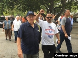 Manifestantes cubanos de la Isla y el exilio en la Marcha.