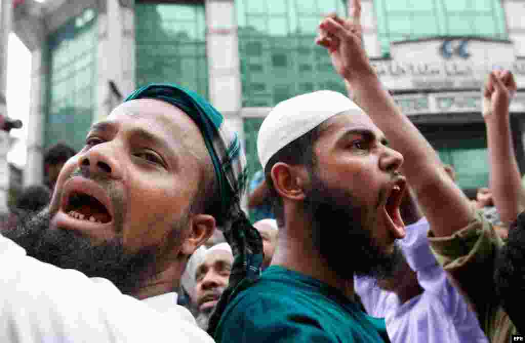 Activistas musulmanes gritan consignas durante una marcha hacia la embajada estadounidense en Daca, Bangladesh, hoy viernes 14 de september 2012. Según informan medios de comunicación, cientos de activistas musulmanes se congreron hoy para protestar contr