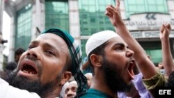 Activistas musulmanes gritan consignas durante una marcha hacia la embajada estadounidense en Daca, Bangladesh, hoy viernes 14 de september 2012. Según informan medios de comunicación, cientos de activistas musulmanes se congreron hoy para protestar contr