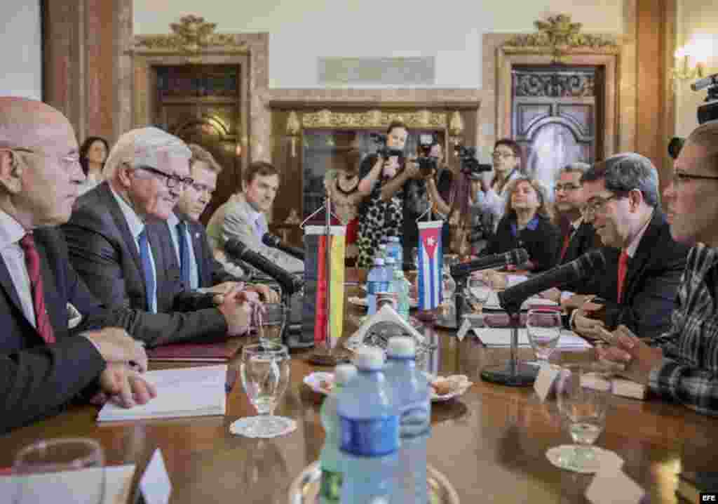 El ministro de Exteriores cubano, Bruno Rodríguez Parrilla (2d), conversa con su homólogo alemán, Frank-Walter Steinmeier (2i), durante su reunión en La Habana.