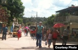 Cubanos de las provincias acuden a La Cuevita en busca de surtido, calidad y precios más bajos.