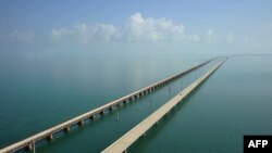 El Puente de las Siete Millas en los Cayos de Florida.