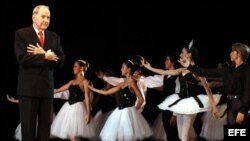 El maestro Fernando Alonso (der), creador de la Escuela Cubana de Ballet recibe el aplauso de las nuevas generaciones. ARCHIVO.